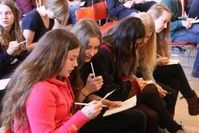 Konfirmander løser opgaver