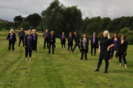New Joy Gospel Choir står på græsplæne