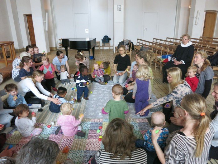 Børn og forældre på tæppe i kirken