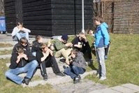 Konfirmander hygger og holde pause på havetrappen
